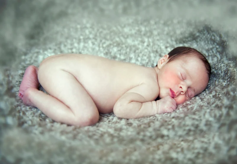 Neonato addormentato su una coperta verde chiaro — Veronica Garavaglia