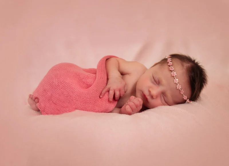 Neonato avvolto in una fascia rosa — Veronica Garavaglia