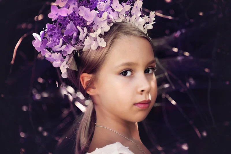 Bambina con corona di fiori viola — Veronica Garavaglia
