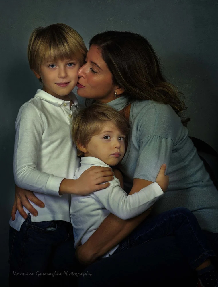 Mamma abbracciata ai suoi due bambini — Veronica Garavaglia