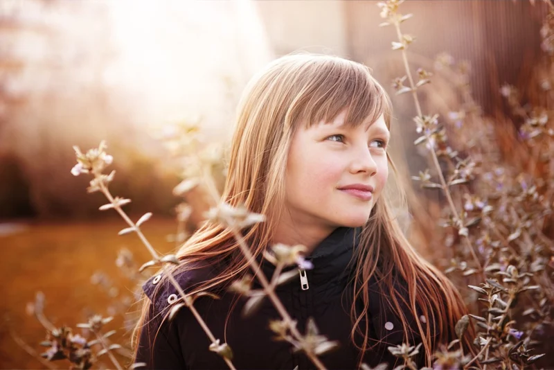 Bambina con capelli lunghi in controluce — Veronica Garavaglia