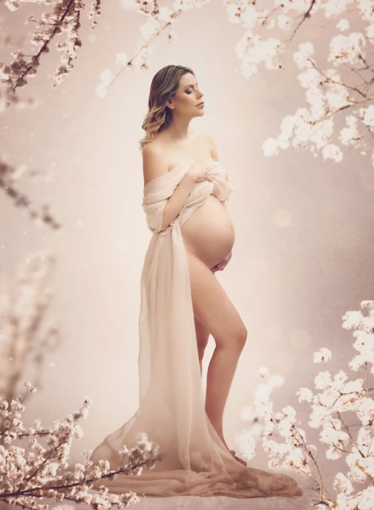 Donna in gravidanza di profilo tra fiori rosa — Veronica Garavaglia