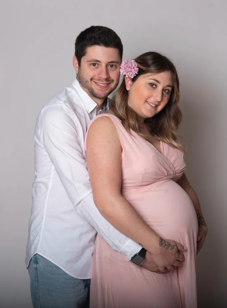Coppia abbracciata con abito rosa di maternità — Veronica Garavaglia