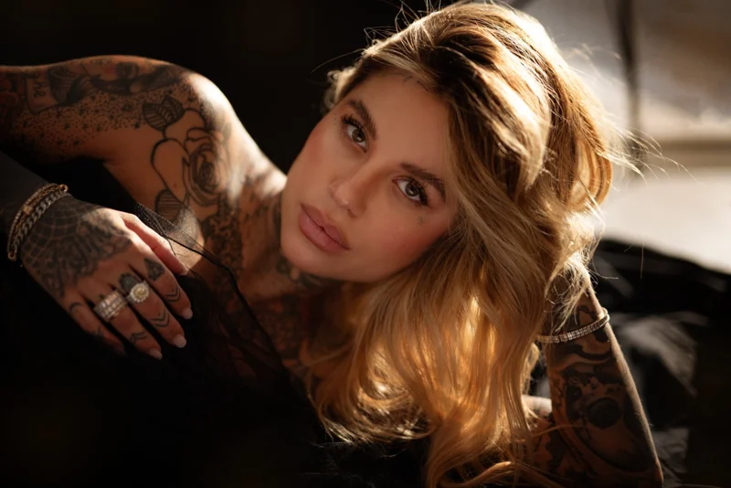 Donna bionda sdraiata con abito scuro — Veronica Garavaglia