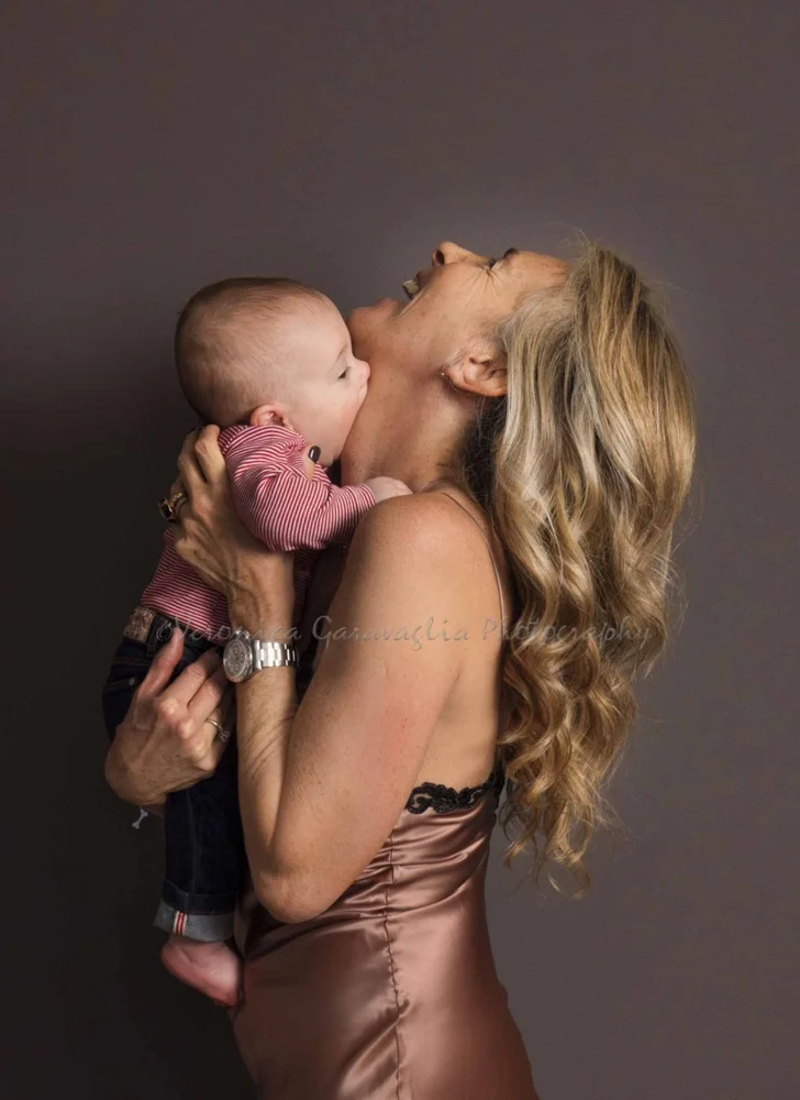Mamma che bacia il suo bambino — Veronica Garavaglia